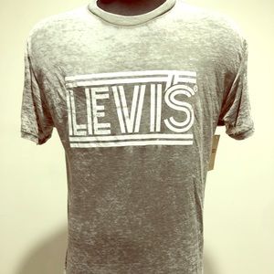 Levi’s Gray/White T-Shirt. Feels like a blanket😍